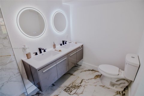 House in Fort Lauderdale, Florida 5 bedrooms, 131.18 sq.m. № 1925510 - photo 10