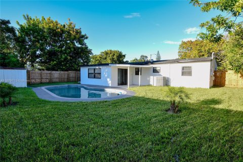 House in Fort Lauderdale, Florida 5 bedrooms, 131.18 sq.m. № 1925510 - photo 2