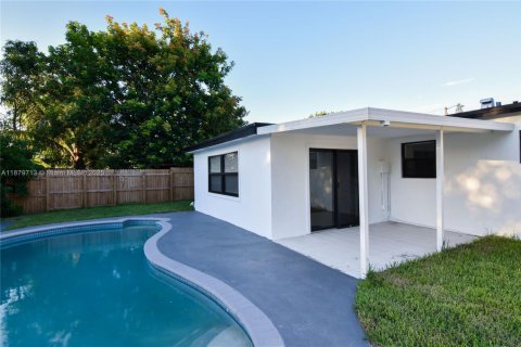 House in Fort Lauderdale, Florida 5 bedrooms, 131.18 sq.m. № 1925510 - photo 19
