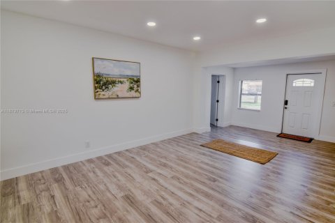 House in Fort Lauderdale, Florida 5 bedrooms, 131.18 sq.m. № 1925510 - photo 6