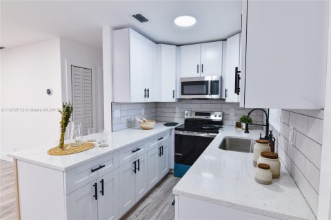 House in Fort Lauderdale, Florida 5 bedrooms, 131.18 sq.m. № 1925510 - photo 3