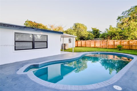 House in Fort Lauderdale, Florida 5 bedrooms, 131.18 sq.m. № 1925510 - photo 17