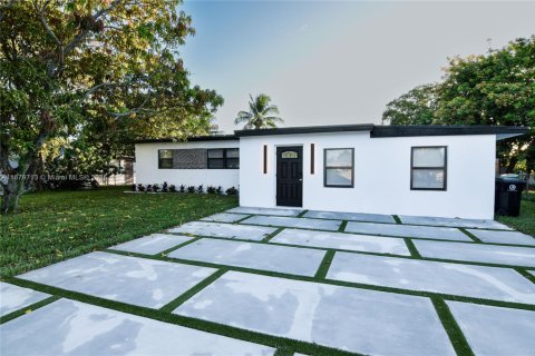 House in Fort Lauderdale, Florida 5 bedrooms, 131.18 sq.m. № 1925510 - photo 1