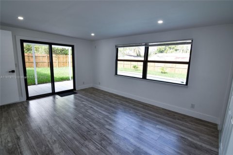 House in Fort Lauderdale, Florida 5 bedrooms, 131.18 sq.m. № 1925510 - photo 7