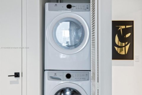 Condo in Miami, Florida, 3 bedrooms  № 2022361 - photo 15