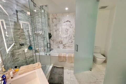 Condo in Miami, Florida, 1 bedroom  № 2018374 - photo 11