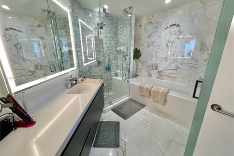 Condo in Miami, Florida, 1 bedroom  № 2018374 - photo 14