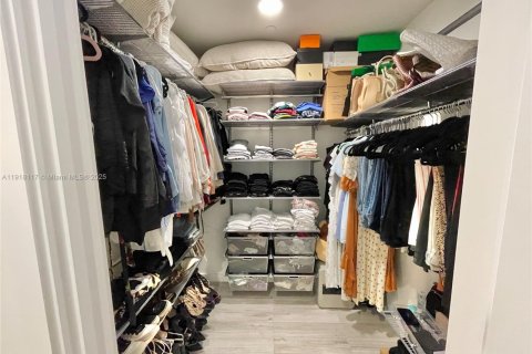 Condo in Miami, Florida, 1 bedroom  № 2018374 - photo 16