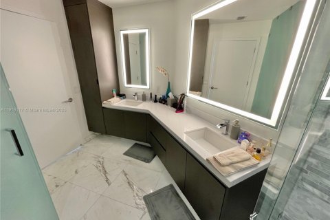 Condo in Miami, Florida, 1 bedroom  № 2018374 - photo 13