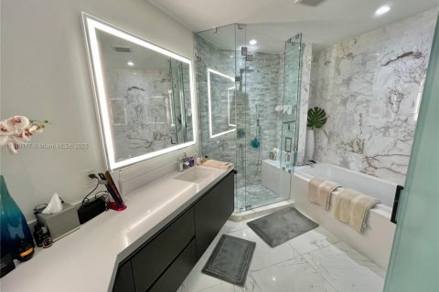 Condo in Miami, Florida, 1 bedroom  № 2018374 - photo 10