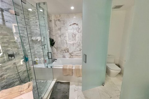 Condo in Miami, Florida, 1 bedroom  № 2018374 - photo 12