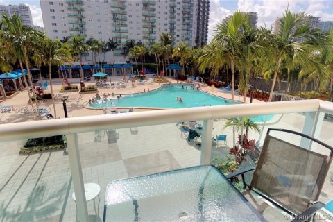 Кондоминиум с 2 спальнями в Санни-Айлс-Бич, Флорида № 2049641