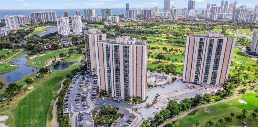 Condominio en Aventura, Florida, 2 dormitorios  № 2030473