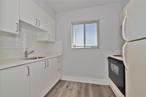 Condo in Miami, Florida, 2 bedrooms  № 1838679 - photo 17