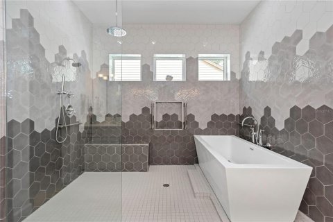 House in Tarpon Springs, Florida 4 bedrooms, 247.68 sq.m. № 1915668 - photo 19