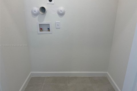 House in Miami, Florida 3 bedrooms № 1974909 - photo 10