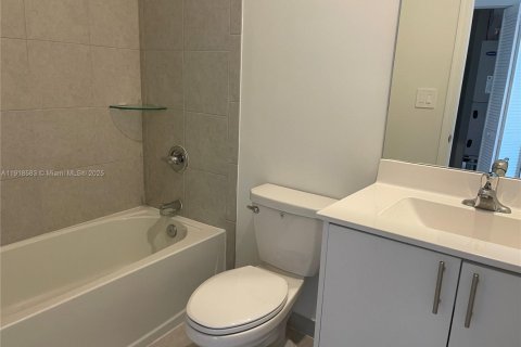 House in Miami, Florida 3 bedrooms № 1974909 - photo 13