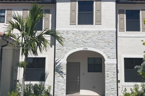 House in Miami, Florida 3 bedrooms № 1974909 - photo 1