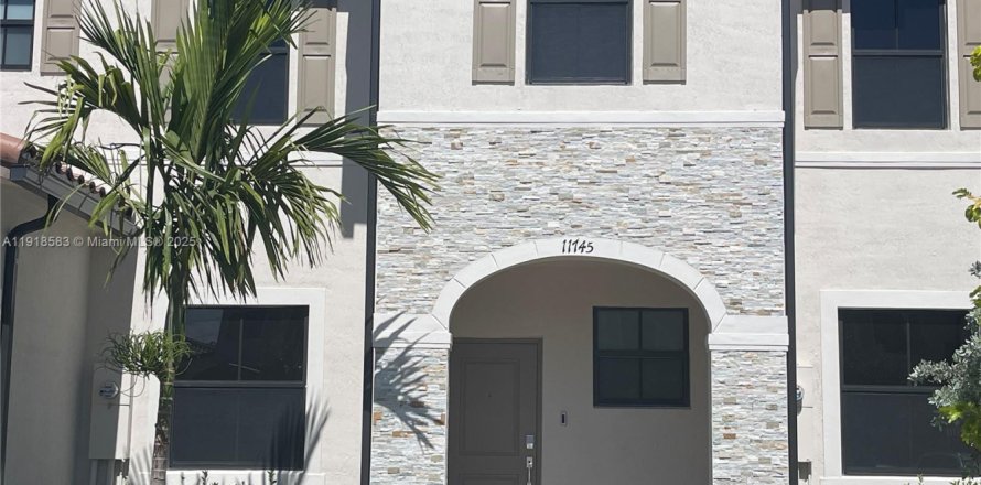 House in Miami, Florida 3 bedrooms № 1974909