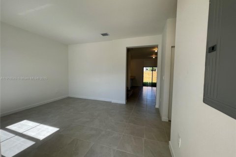 House in Miami, Florida 3 bedrooms № 1974909 - photo 4