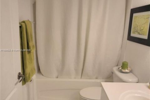 Touwnhouse à louer à Doral, Floride: 4 chambres, 211.54 m2 № 1947172 - photo 14