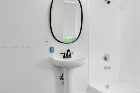 Купить таунхаус в Форт-Лодердейл, Флорида 3 спальни, 186.27м2, № 1952863 - фото 28