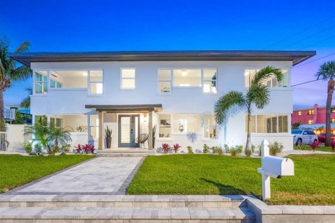 House in Saint Pete Beach, Florida 6 bedrooms, 272.95 sq.m. № 1778921 - photo 1