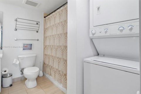 Condo in Miami, Florida, 1 bedroom  № 2022309 - photo 15