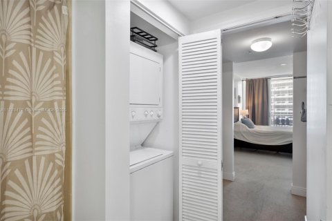 Condo in Miami, Florida, 1 bedroom  № 2022309 - photo 17