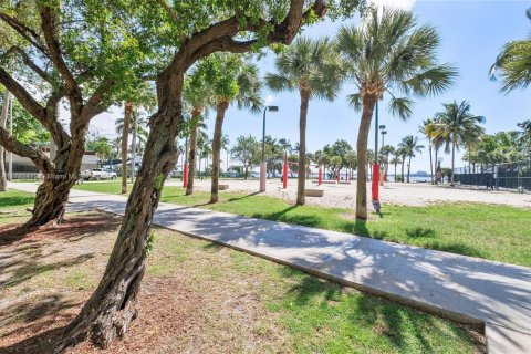 Condo in Miami, Florida, 1 bedroom  № 2022309 - photo 29