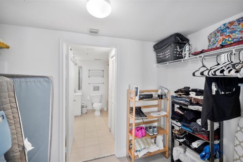 Condo in Miami, Florida, 1 bedroom  № 2022309 - photo 18