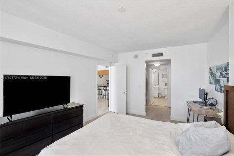 Condo in Miami, Florida, 1 bedroom  № 2022309 - photo 12