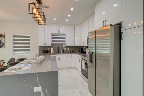 House in Vero Beach, Florida 3 bedrooms, 136.19 sq.m. № 2099918 - photo 4