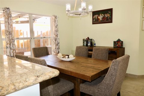 Casa en venta en Miami, Florida, 3 dormitorios, 146.6 m2 № 2058090 - foto 25
