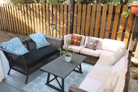 Casa en venta en Miami, Florida, 3 dormitorios, 146.6 m2 № 2058090 - foto 16