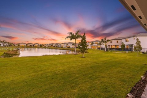 House in Boca Raton, Florida 4 bedrooms, 303.14 sq.m. № 2058789 - photo 2