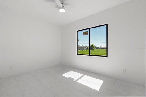 Villa ou maison à louer à Cape Coral, Floride: 4 chambres, 176.89 m2 № 1591925 - photo 11