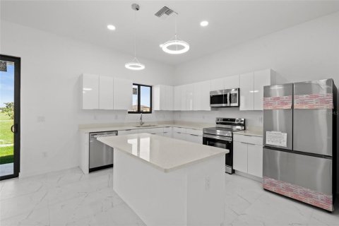 House in Cape Coral, Florida 4 bedrooms, 176.89 sq.m. № 1591925 - photo 7