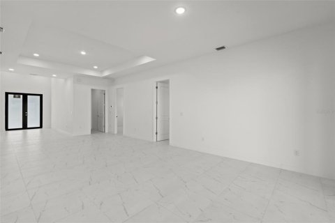 House in Cape Coral, Florida 4 bedrooms, 176.89 sq.m. № 1591925 - photo 4