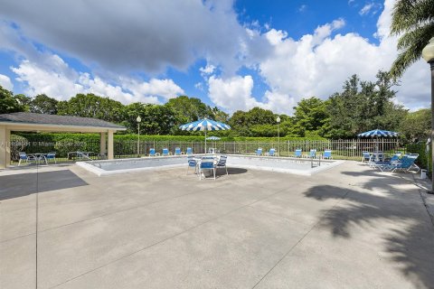 Снять в аренду кондоминиум в Уэстон, Флорида 3 спальни, 116.69м2, № 1954681 - фото 20