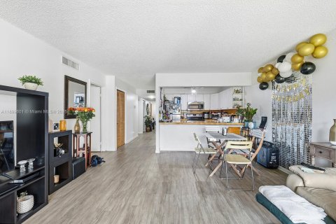 Снять в аренду кондоминиум в Уэстон, Флорида 3 спальни, 116.69м2, № 1954681 - фото 4