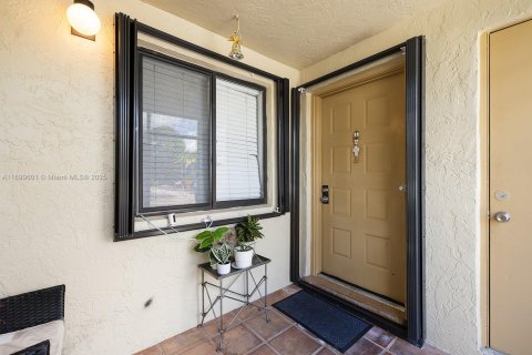 Снять в аренду кондоминиум в Уэстон, Флорида 3 спальни, 116.69м2, № 1954681 - фото 2