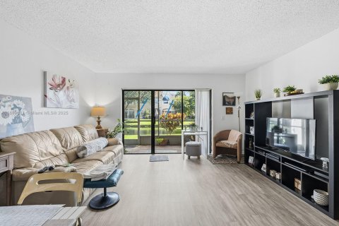 Снять в аренду кондоминиум в Уэстон, Флорида 3 спальни, 116.69м2, № 1954681 - фото 6