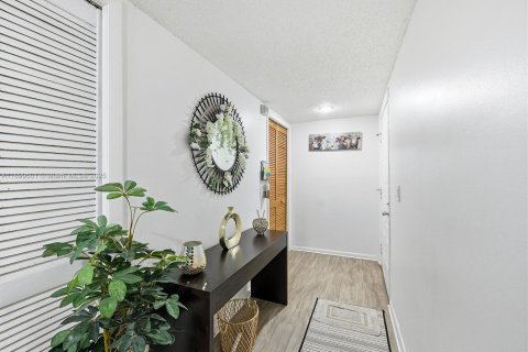 Снять в аренду кондоминиум в Уэстон, Флорида 3 спальни, 116.69м2, № 1954681 - фото 14