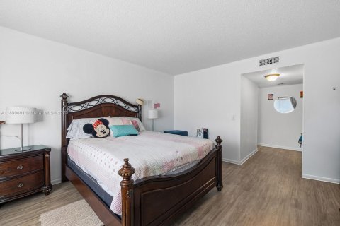 Снять в аренду кондоминиум в Уэстон, Флорида 3 спальни, 116.69м2, № 1954681 - фото 12