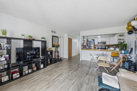 Снять в аренду кондоминиум в Уэстон, Флорида 3 спальни, 116.69м2, № 1954681 - фото 5