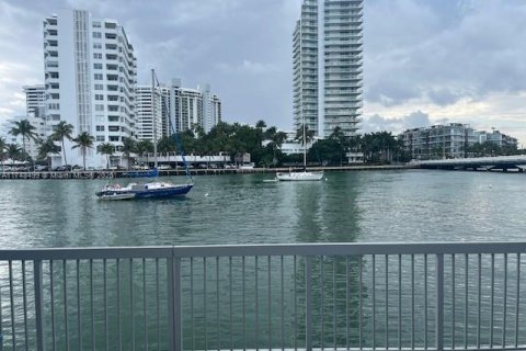 Condo in Miami Beach, Florida, 1 bedroom  № 1869954 - photo 1