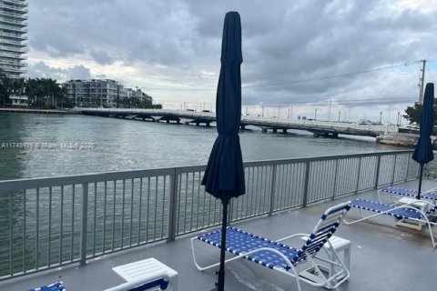 Condo in Miami Beach, Florida, 1 bedroom  № 1869954 - photo 2