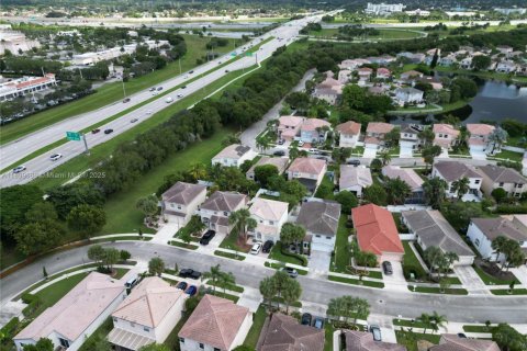 Купить виллу или дом в Пемброк-Пайнс, Флорида 4 спальни, 231.14м2, № 1951390 - фото 3