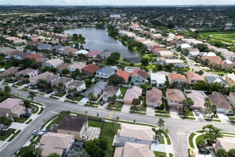 Купить виллу или дом в Пемброк-Пайнс, Флорида 4 спальни, 231.14м2, № 1951390 - фото 1